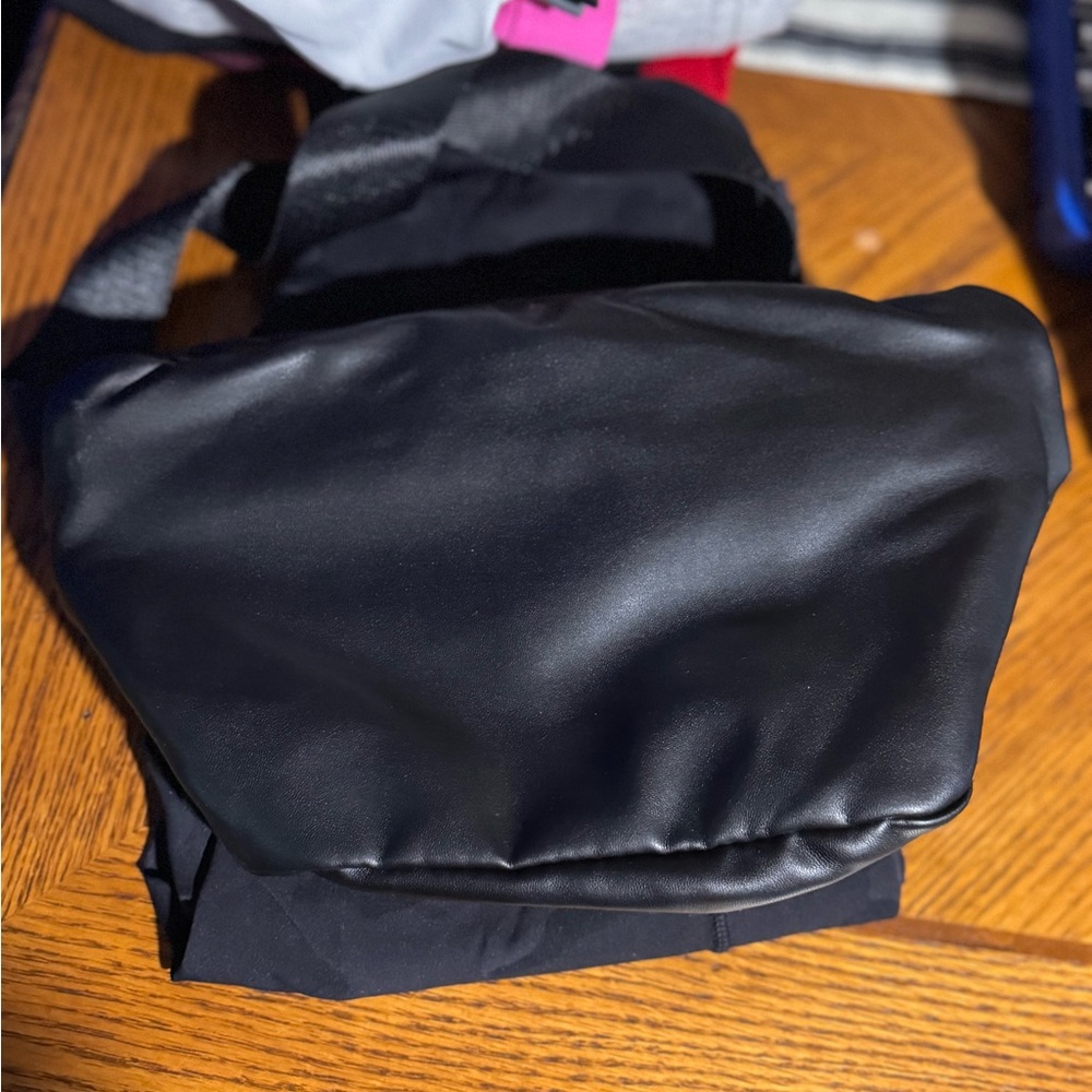 CALIA by Carrie Underwood Black Crossbody Bag Sleek Design Belt Bag - Picture 4 of 4